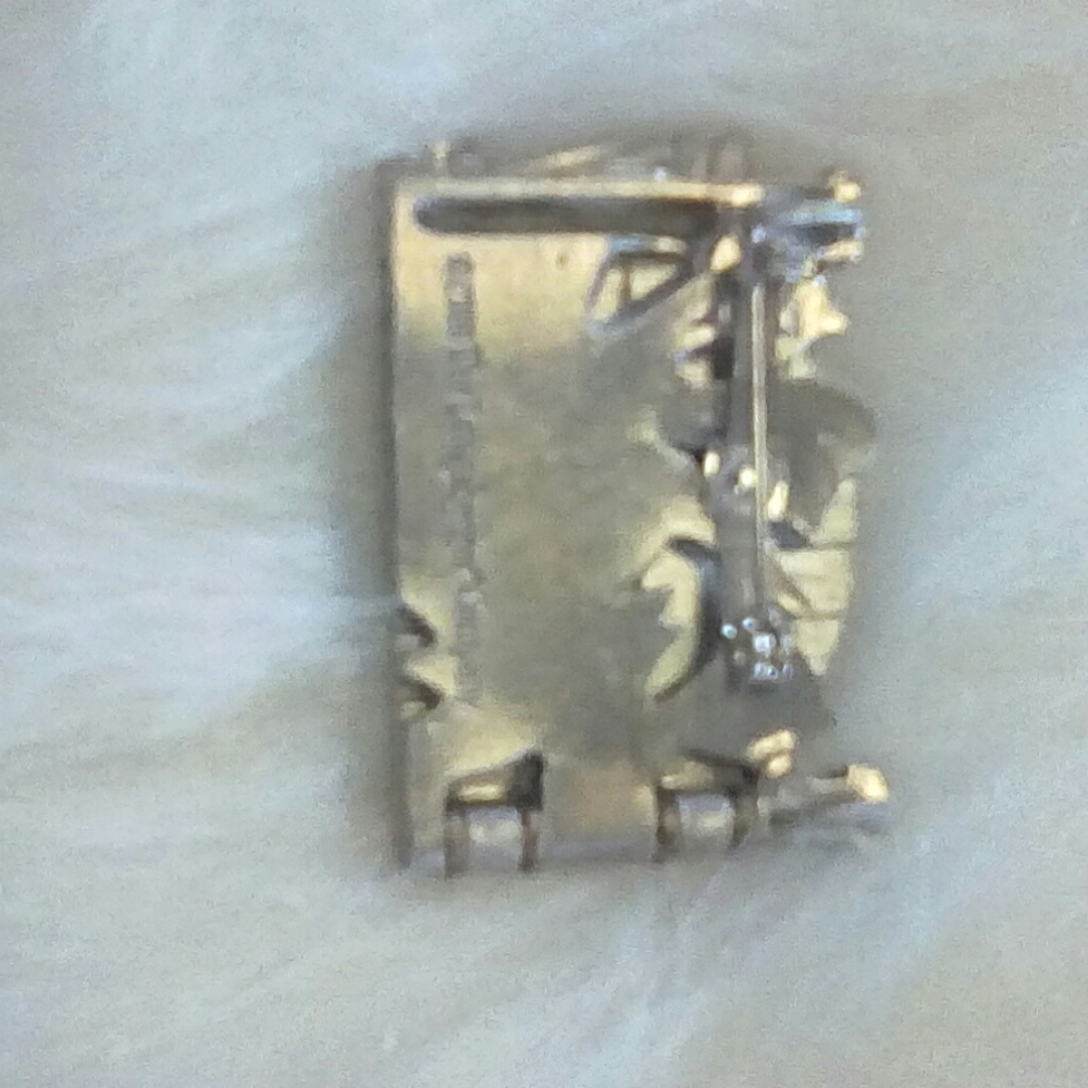 Longaberger Ornament and Cottage Gate pin. - Picture 6 of 7